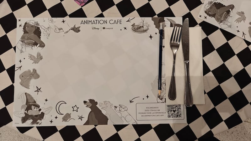 Celebra el 75 aniversario del clásico de Disney con una propuesta gastronómica que incluye la Bebida Sonriente y postres de cuento