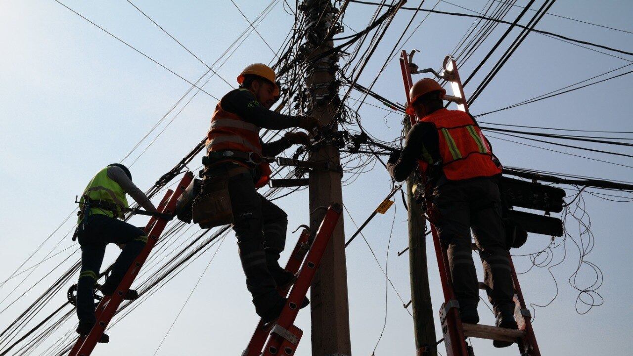 Muchas empresas cableras, para abaratar costos y por temas logísticos, abandonaron toneladas de cables de los postes, convirtiéndose en un problema por los accidentes y contaminación visual.