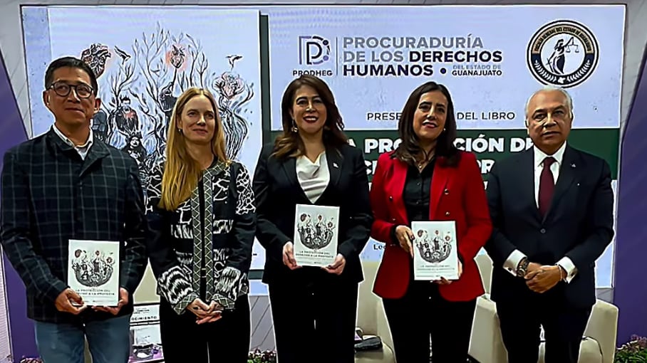 Durante el encuentro, la procuradora Karla Gabriela Alcaraz Olvera subrayó uno de los ejes centrales del libro: una protesta pacífica no pierde legitimidad por generar molestias o incomodidades. “No todo lo que altera el orden es ilegal”, afirmó, al cuestionar el uso de ese argumento para descalificar movimientos sociales y juveniles.