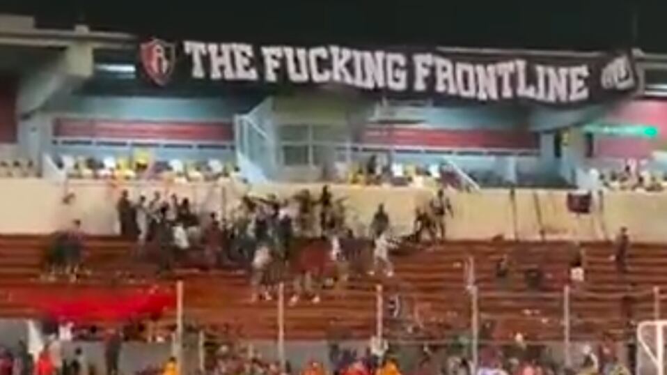 Aficionados del Atlas protagonizan pelea en homenaje de Daniel Osorno.