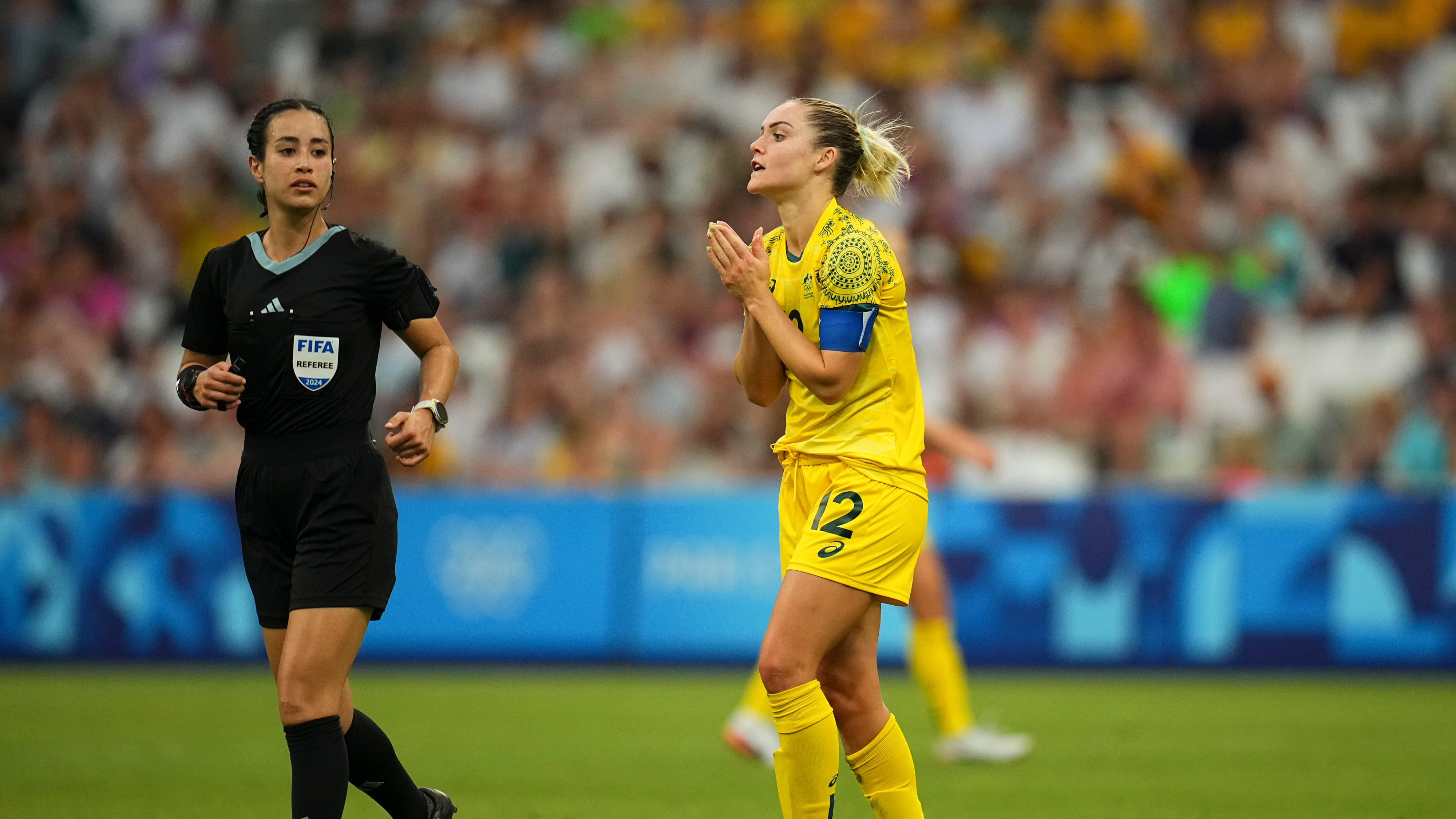 Katia Itzel se convierte en la primer mexicana en arbitrear un partido de Juegos Olímpicos.