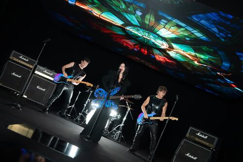 Laura Pausini presenta un homenaje a Fito Páez con su versión de “Mariposa Tecknicolor”