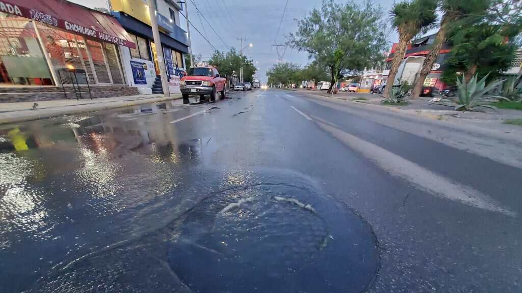 Millones de litros de aguas negras corren sin control por las calles.