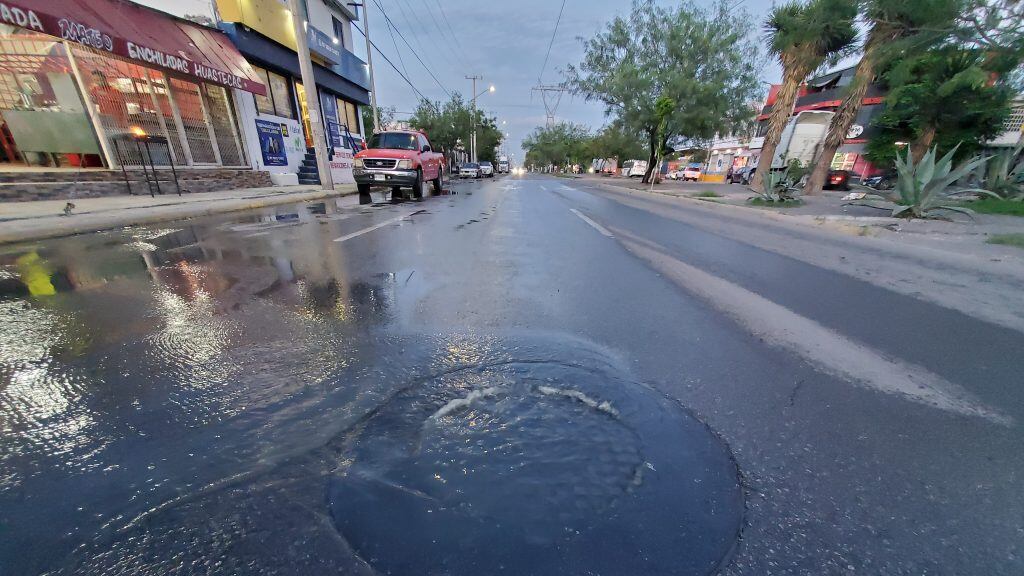 Millones de litros de aguas negras corren sin control por las calles.