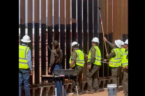 EE.UU. pintará de negro el muro fronterizo para dificultar paso de migrantes