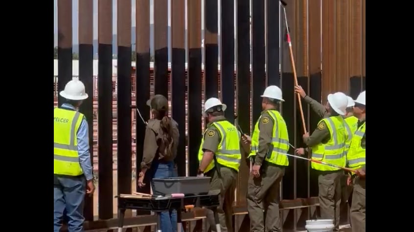 Muro fronterizo es pintado de negro