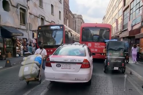 Entre peatones, diablos y tráfico: el reto extremo que enfrenta el nuevo Metrobús que va al AICM
