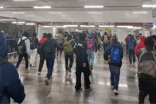 ¿No avanzan los trenes? Un usuario bajó a zona de vías en esta línea del Metro de la CDMX y provocó retrasos