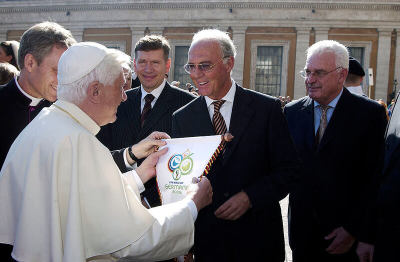 Benedicto XVI se reunió conel legendario Franz Beckenbauer en 2005.