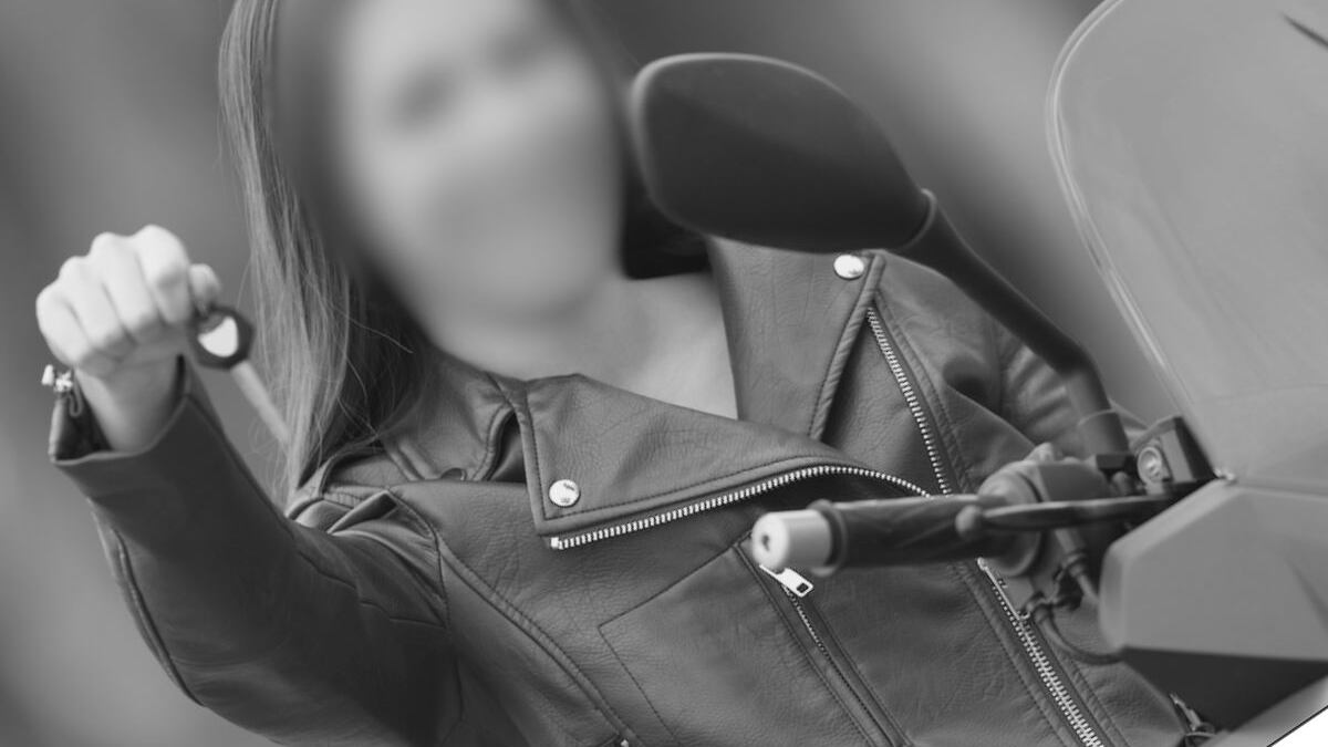 Mujer clava una llave para motocicleta en la cabeza de su pareja