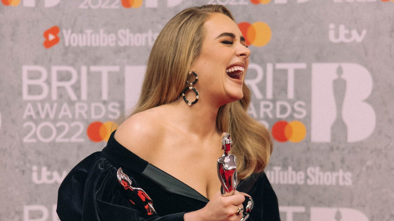 La cantante Adele se convirtió en la artista con más BRIT Awards al poseer 12 con los tres ganados como “Artista del Año”, “Disco del Año” y “Canción del Año”.