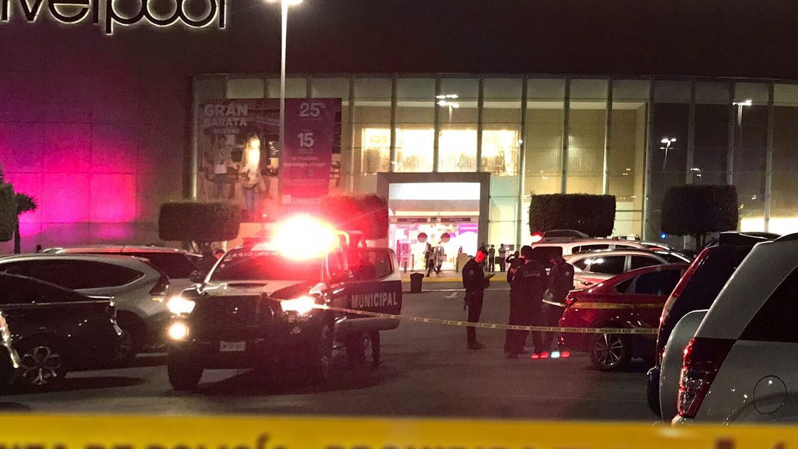 Las personas que se encontraban al interior del centro comercial se resguardaron en los negocios tras escuchar los disparos.