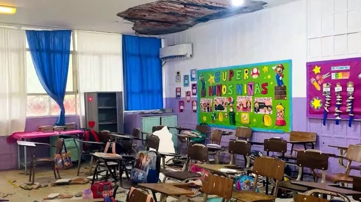 El pedazo de techo cayó prácticamente encima de los estudiantes.