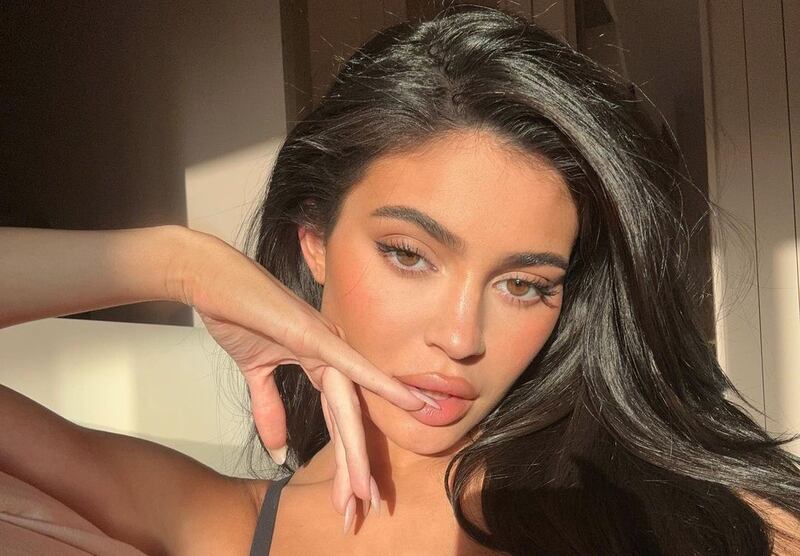 Muchos aseguran que la pieza de Kylie Jenner en la que muestra la cabeza de un león promueve la crueldad animal.