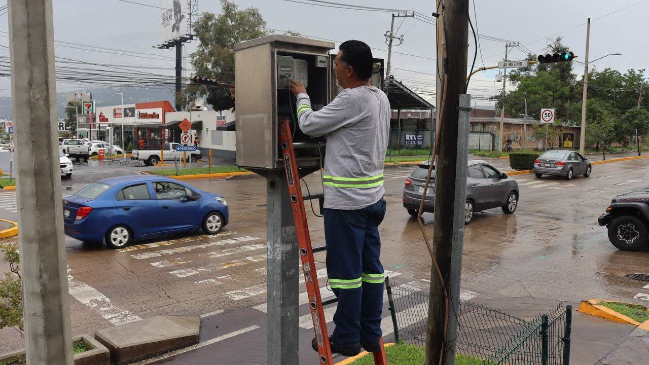 Ajustes en rutas alternas a socavón de López Mateos.