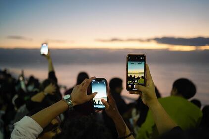 Veracruzanos reciben el año 2026 con baile junto a la playa.