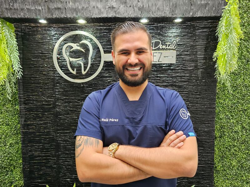 El dentista de los famosos hace realidad las locuras del  cantante del corrido tumbado.