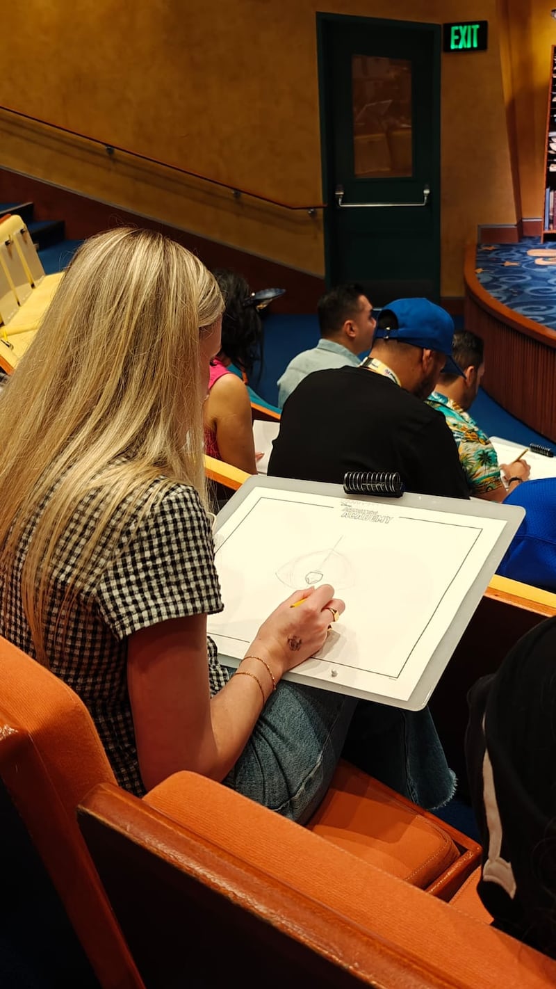 Animation Academy es una de las atracciones más divertidas en Disney California Adventure Park. Aquí aprenderás cómo se dibujan los personajes animados de Disney y se llevan a la gran pantalla