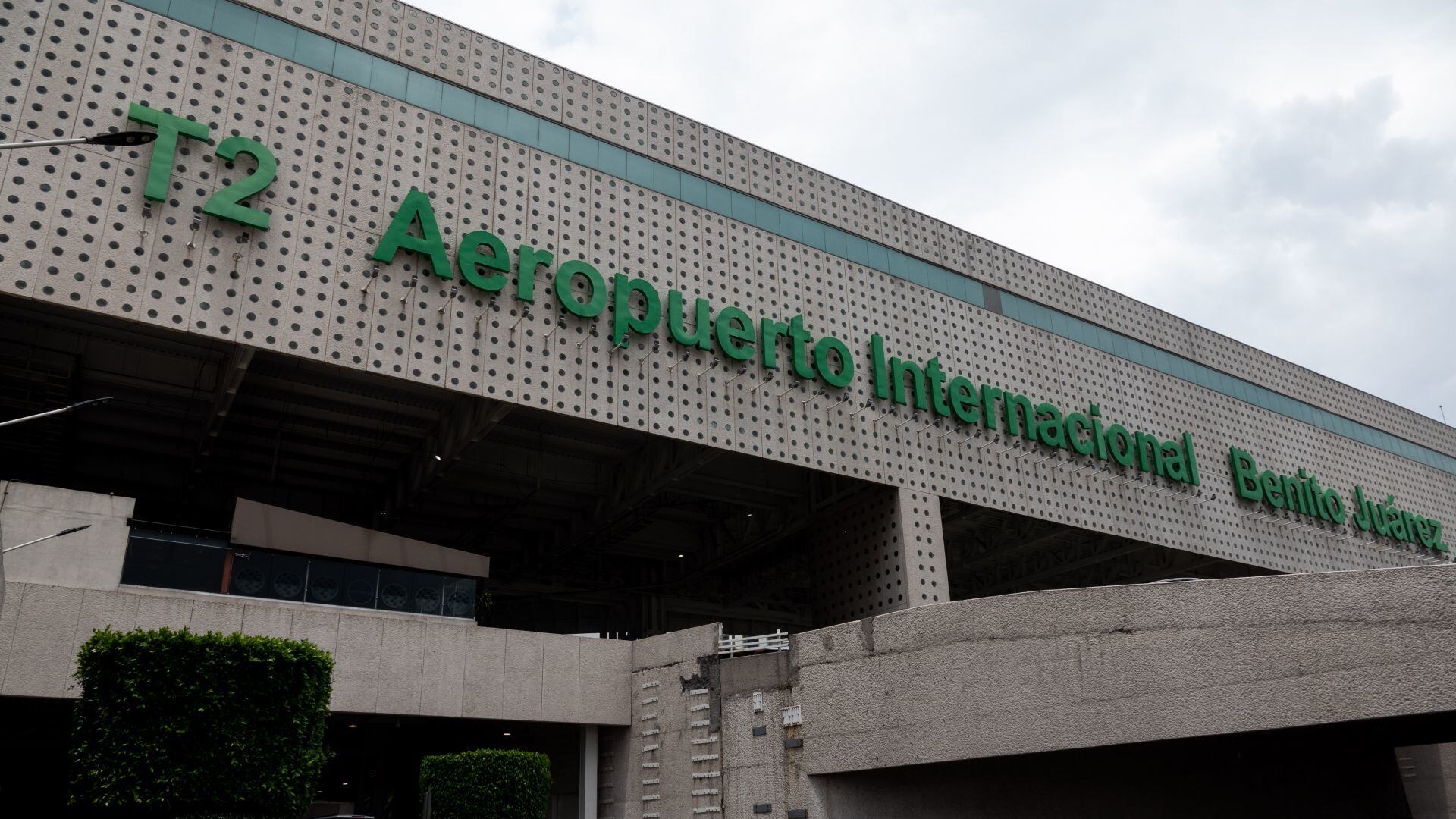 Aspectos de las operaciones en la Terminal 2 del AICM, la cual presenta daños estructurales según lo expuesto por el presidente Andrés Manuel López Obrador. Foto: Cuartoscuro