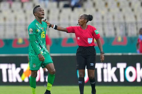 Salima Mukansanga se convierte en la primera mujer en arbitrar en la Copa Africana de Naciones