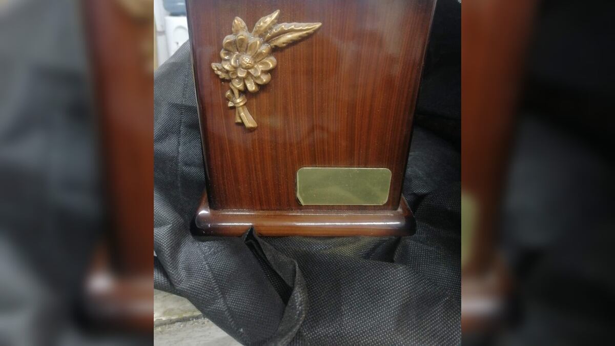 La información se viralizó y los familiares pudieron a recoger la urna en la caseta de la ruta.