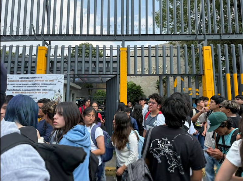 Desalojan Prepa 6 UNAM