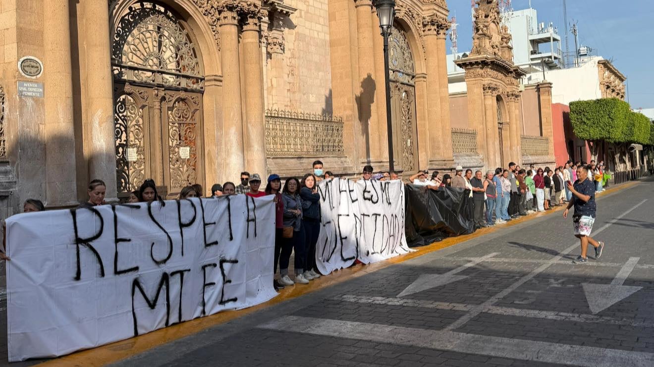 Ciudadanos formaron una cadena humana con un mecate amarillo alrededor de la Catedral de León previo al paso de la marcha del 8M.