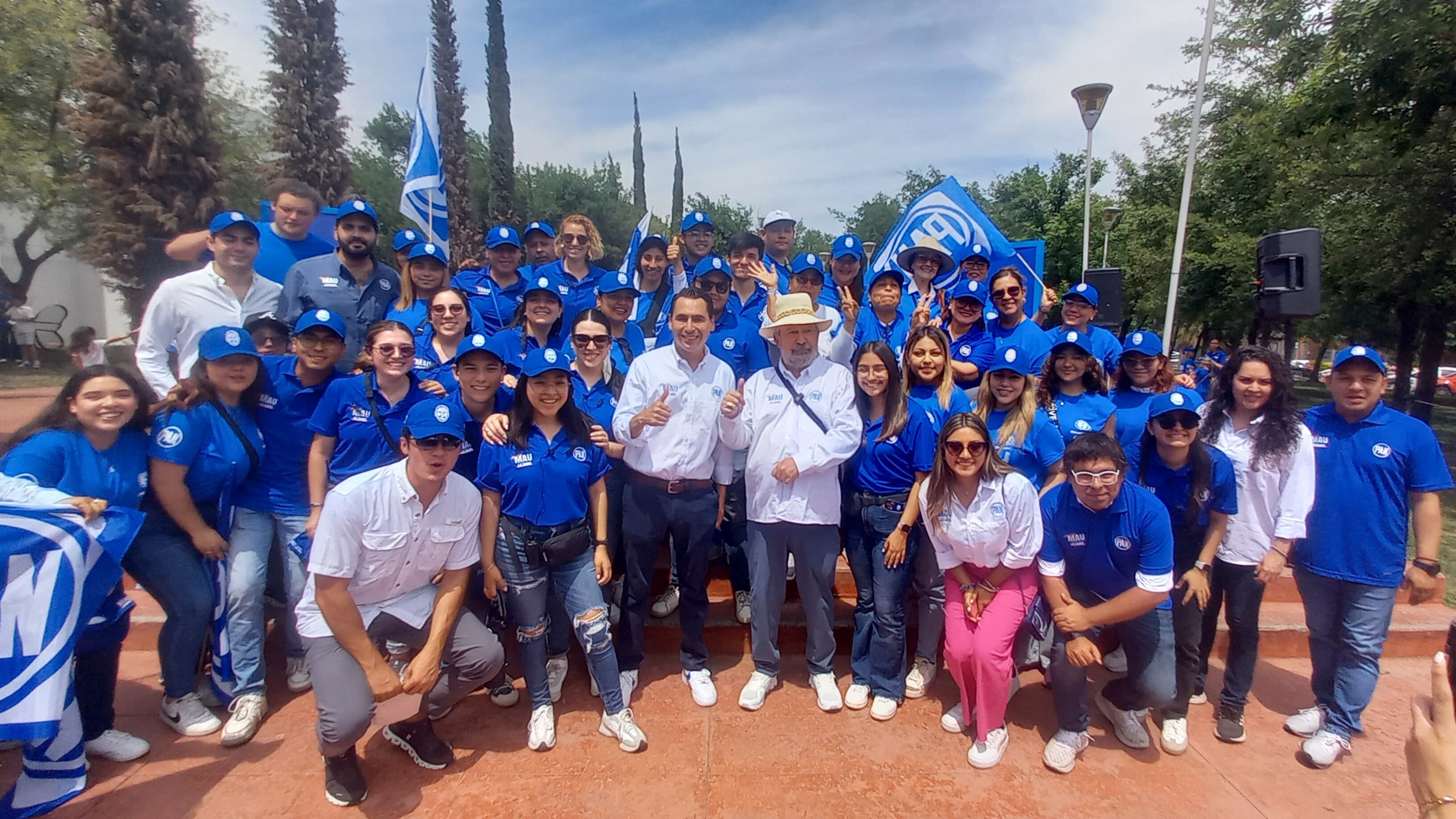 Fernández posó con parte de su equipo y simpatizantes.