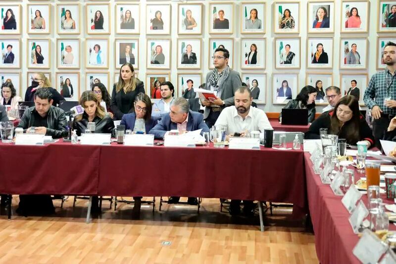 Por momentos la mesa de diálogo se tornó intensa por el intercambio de palabras entre diputados afines a la UdeG y funcionarios estatales.