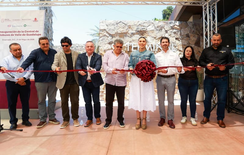 La gobernadora de Baja California, Marina del Pilar Ávila Olmeda, inauguró la nueva Terminal de Autobuses del Valle de Guadalupe, una obra que busca fortalecer la conectividad turística hacia la región vitivinícola. El proyecto incluye nuevas rutas, transporte turístico y un programa de tranvía gratuito, además de acciones en seguridad y movilidad para consolidar al destino como referente nacional e internacional.