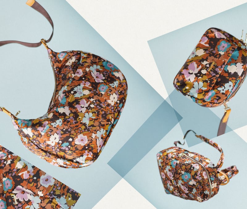 La fusión entre la herencia clásica de Herschel y los archivos florales de Liberty London da como resultado una línea sofisticada y funcional, ideal para acompañarte de día y de noche
