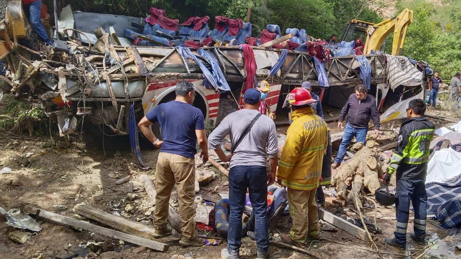 El camión cayó a una profundidad aproximada de 10 metros. (Especial)