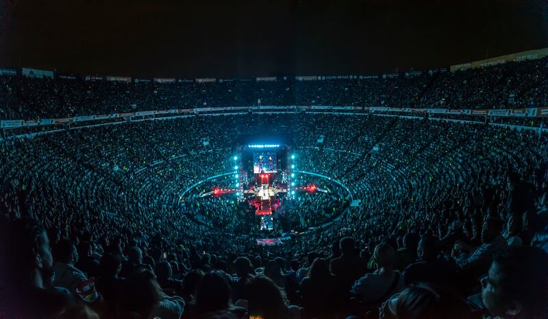 El cantante logró domar a la Monumental Plaza de Toros México.