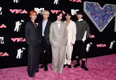 Grandes personalidades desfilan por la Alfombra Rosa de los MTV VMAs.
