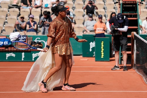 ¿Qué inspira los looks de Naomi Osaka? La historia detrás de sus atuendos en Roland Garros