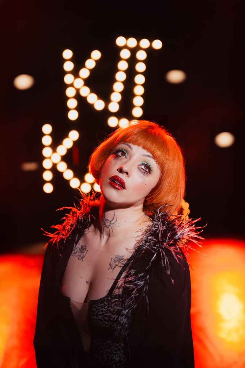 Mon Laferte como Sally Bawles en 'Cabaret'