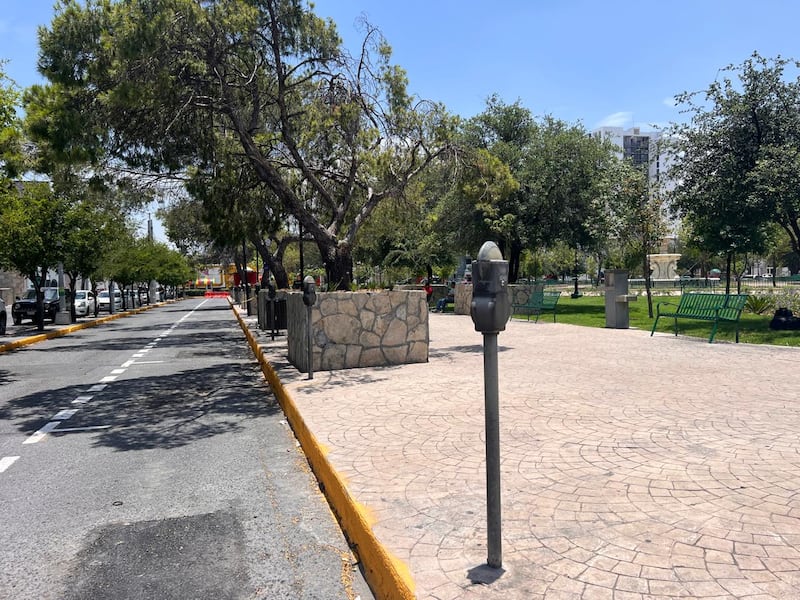 Tampoco lucen la funda con información sobre el nuevo proceso de cobro.