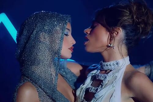 Polémica en Argentina por el intenso beso que se dieron Tini y Emilia en los Premios Lo Nuestro