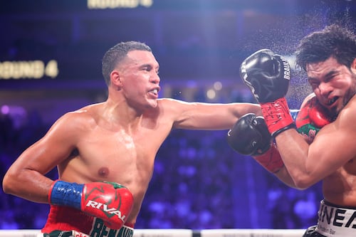 David Benavidez manda al hospital al Zurdo Ramírez tras noquearlo brutalmente: Video