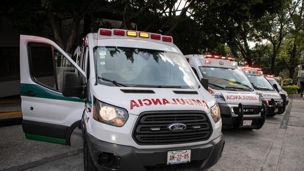 La ambulancia pública o privada deberá contar con una placa, la cual debe de iniciar con las letras AM seguida de tres dígitos