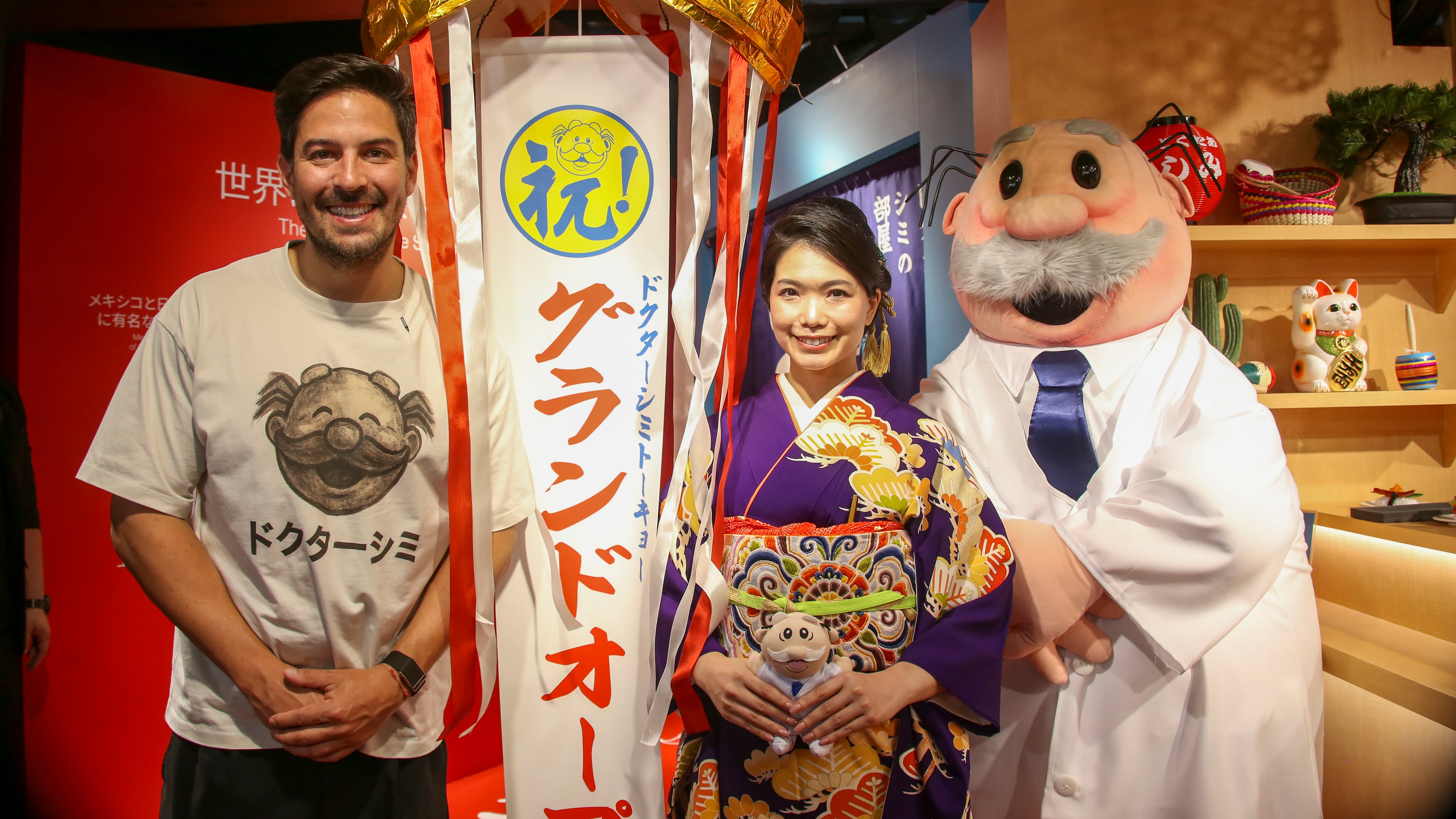 El entrañable personaje de Farmacias Similares abre una tienda inmersiva en el corazón de la urbe nipona