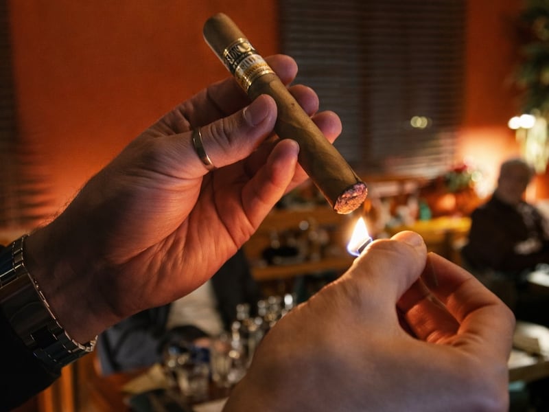 Los habanos suelen asociarse con el whiskey pero su complejidad permite maridarlo con otras bebidas como el tequila y el mezcal, aquí te mostramos la mejor manera de hacerlo