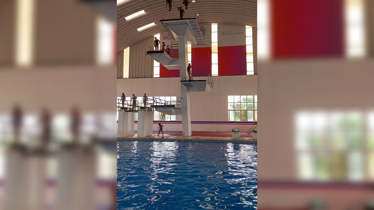 El alcalde apreció una exhibicion de clavados y danza acuática.