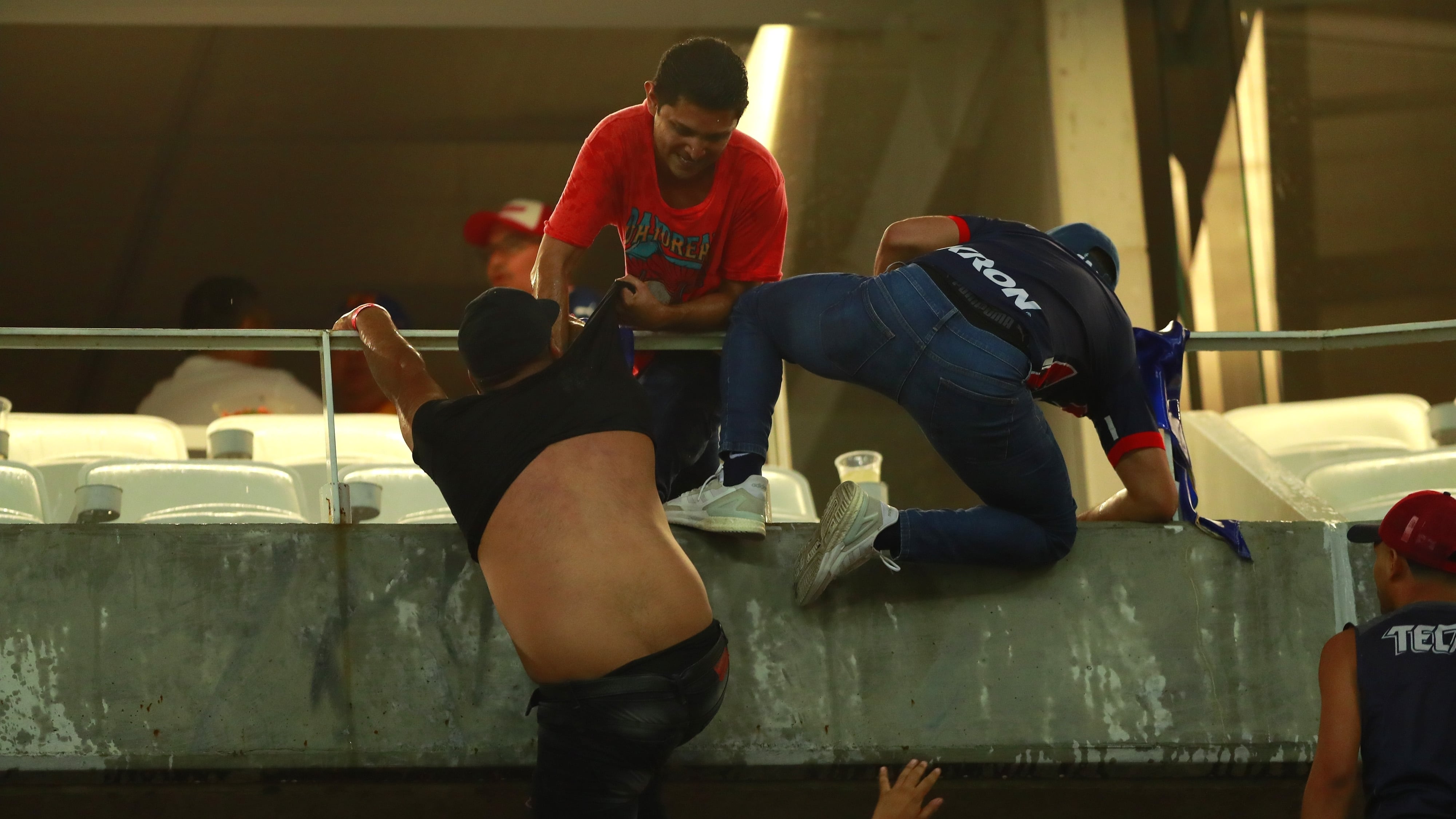 La afición provocó otro capítulo de violencia en los estadios de la Liga MX