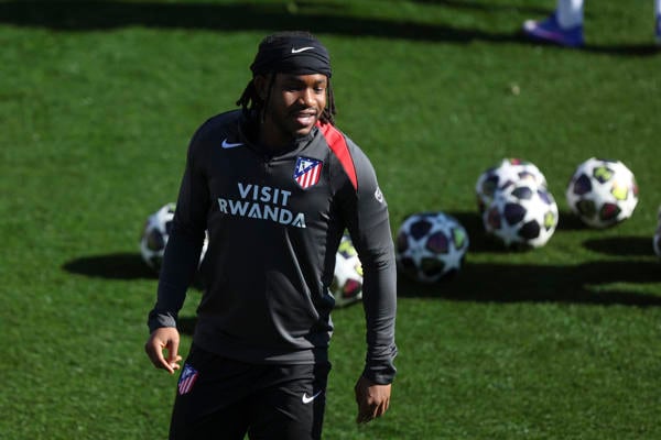 El nigeriano Ademola Lookman durante el entrenamiento llevado a cabo este lunes en la Ciudad Deportiva de Majadahonda, para preparar el partido de Liga de Campeones que mañana disputarán ante el Club Brujas. EFE/ Kiko Huesca