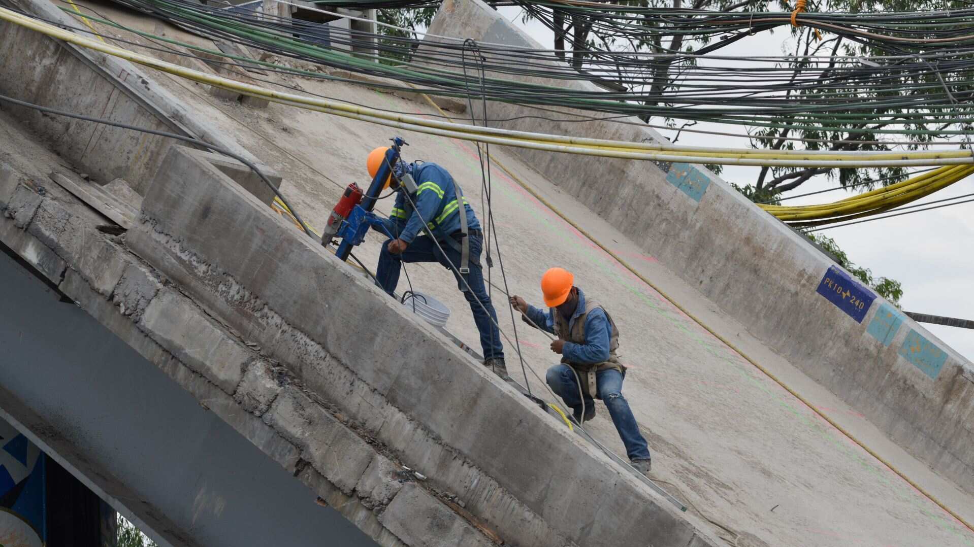 Continúan los trabajos de peritaje por parte en la zona del desplome de una trabe del metro Olivos de la Línea 12 suscitado el pasado 3 mayo.