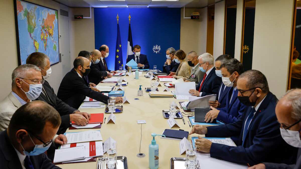 Francia: Macron organiza a su equipo por ataque con Pegasus