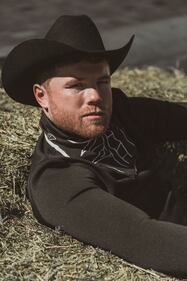 Canelo Álvarez muestra su pasión por los caballos.