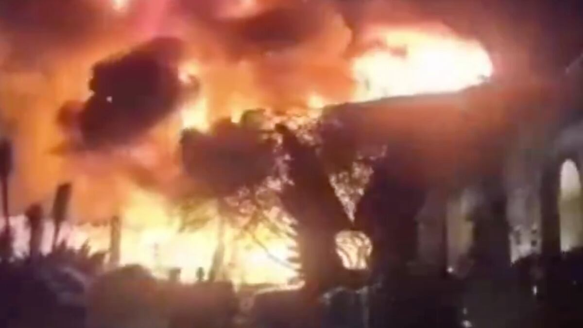 Un incendio sorprendió a lo asistentes la noche del sábado. (Especial)