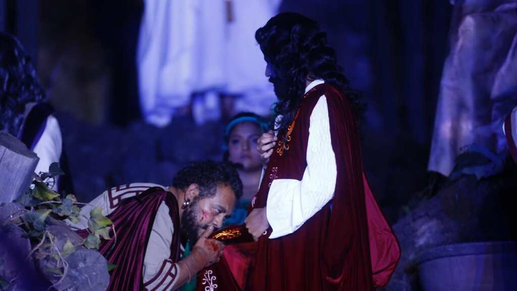 Este Jueves Santo, el beso de Judas fue en la túnica y no en la mejilla debido a los protocolos sanitarios por la pandemia.